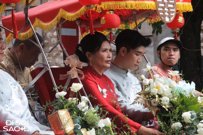Hot: Nh&agrave; Đo&agrave;n Văn Hậu ngồi x&iacute;ch l&ocirc; đưa lễ vật v&agrave;o nh&agrave; Do&atilde;n Hải My ăn hỏi - Ảnh 3.