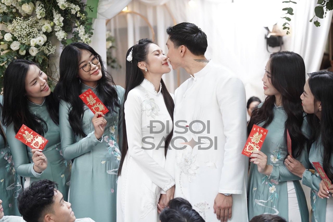 Loạt ảnh n&eacute;t căng trong đ&aacute;m hỏi Do&atilde;n Hải My v&agrave; Đo&agrave;n Văn Hậu: C&ocirc; d&acirc;u ch&uacute; rể kho&aacute; m&ocirc;i ngọt ng&agrave;o! - Ảnh 2.