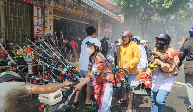 Ch&aacute;y lớn ở Bu&ocirc;n Ma Thuột, vợ chồng gi&agrave; mất 10 tỉ đồng trong t&iacute;ch tắc - Ảnh 3.