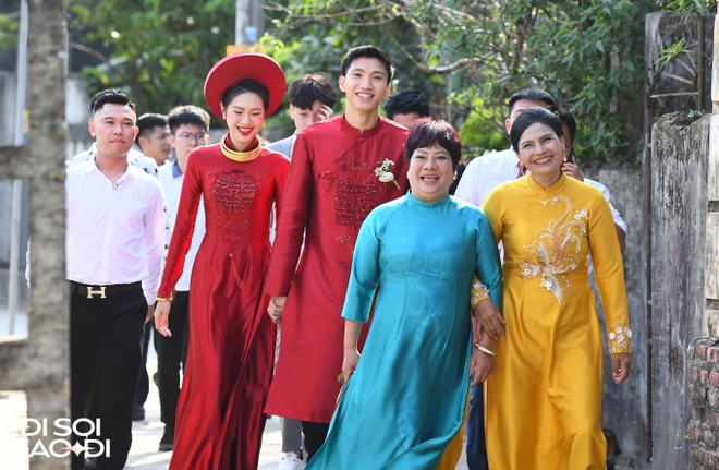 Mẹ Đo&agrave;n Văn Hậu cười như được m&ugrave;a khi đ&oacute;n con d&acirc;u Do&atilde;n Hải My về nh&agrave; - Ảnh 1.