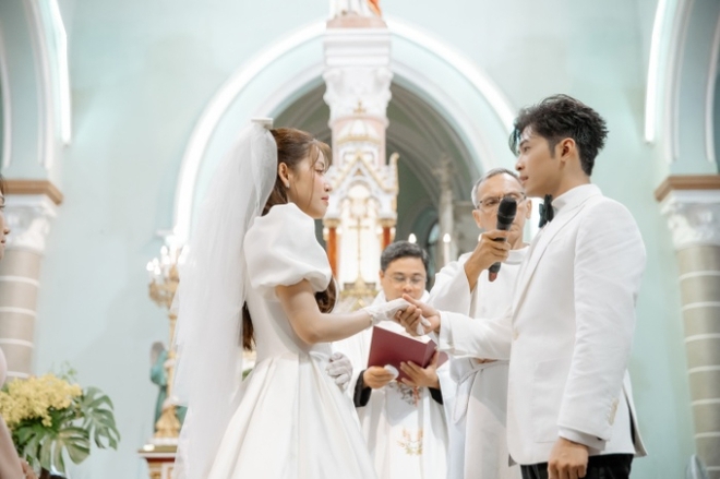 Trọn vẹn lễ hôn phối của Puka và Gin Tuấn Kiệt: Cặp đôi lộng lẫy giữa thánh đường, 1 sao Việt bật khóc sau 4 lần dự cưới - Ảnh 3.