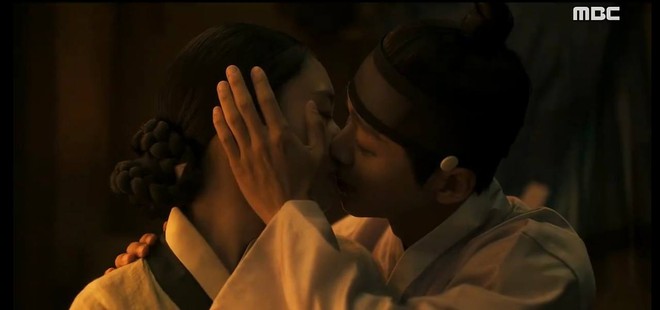 Cảnh nóng gây sốt MXH ở phim cổ trang Hàn hot nhất 2023, netizen vỡ òa vì độ bạo của đôi chính - Ảnh 1.
