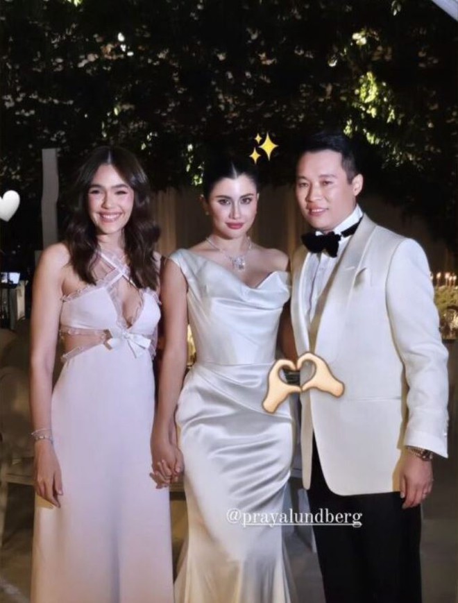 Hôn lễ bông hồng lai gợi cảm nhất Thái Lan: Cô dâu lau son giúp chú rể hơn 12 tuổi sau nụ hôn, bà hoàng Tbiz Chompoo Araya tới dự - Ảnh 7.