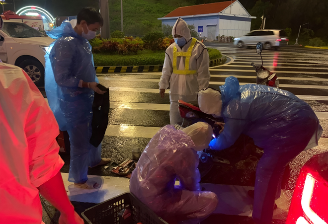 Nữ sinh vi&ecirc;n bị thủng lốp xe tr&ecirc;n đ&egrave;o Hải V&acirc;n, dắt bộ 3km dưới mưa v&agrave; lời cầu cứu được đ&aacute;p lại - Ảnh 12.