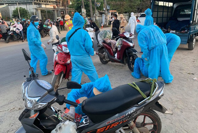 Nữ sinh vi&ecirc;n bị thủng lốp xe tr&ecirc;n đ&egrave;o Hải V&acirc;n, dắt bộ 3km dưới mưa v&agrave; lời cầu cứu được đ&aacute;p lại - Ảnh 10.