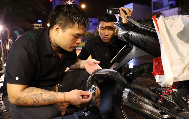 Nữ sinh vi&ecirc;n bị thủng lốp xe tr&ecirc;n đ&egrave;o Hải V&acirc;n, dắt bộ 3km dưới mưa v&agrave; lời cầu cứu được đ&aacute;p lại - Ảnh 8.