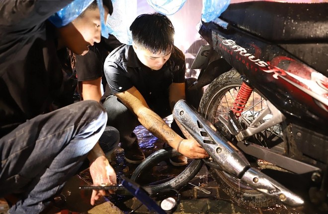 Nữ sinh viên bị thủng lốp xe trên đèo Hải Vân, dắt bộ 3km dưới mưa và lời cầu cứu được đáp lại - Ảnh 3.