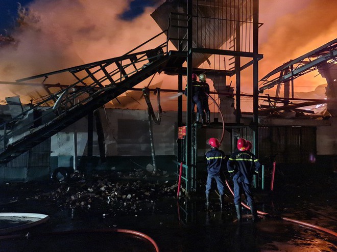 Cận cảnh dãy nhà công ty ở quận 7, TPHCM, bị cháy đổ sập - Ảnh 6.