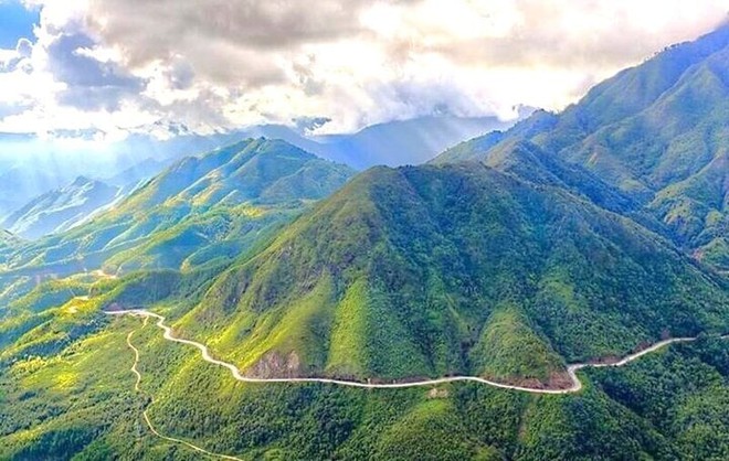 Những cung đường đẹp nhất Việt Nam - Ảnh 2.