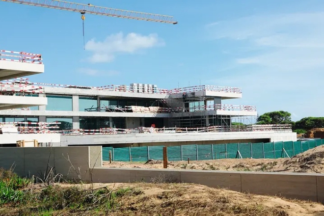 Cận cảnh siêu biệt thự đắt nhất Bồ Đào Nha đang được Ronaldo xây dựng: Rộng 2.700 m2, giá sơ sơ hơn 550 tỷ - Ảnh 2.