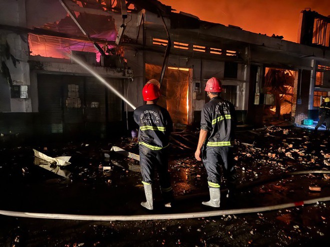 Cận cảnh dãy nhà công ty ở quận 7, TPHCM, bị cháy đổ sập - Ảnh 4.