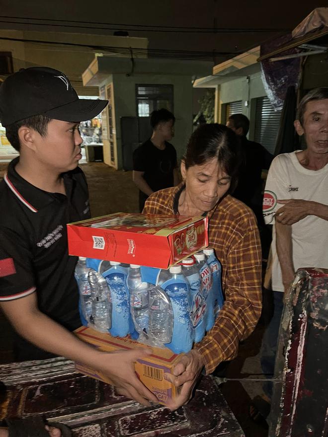 Nữ sinh vi&ecirc;n bị thủng lốp xe tr&ecirc;n đ&egrave;o Hải V&acirc;n, dắt bộ 3km dưới mưa v&agrave; lời cầu cứu được đ&aacute;p lại - Ảnh 17.