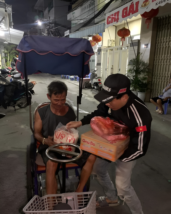Nữ sinh vi&ecirc;n bị thủng lốp xe tr&ecirc;n đ&egrave;o Hải V&acirc;n, dắt bộ 3km dưới mưa v&agrave; lời cầu cứu được đ&aacute;p lại - Ảnh 16.