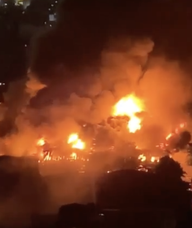 Cận cảnh dãy nhà công ty ở quận 7, TPHCM, bị cháy đổ sập - Ảnh 2.
