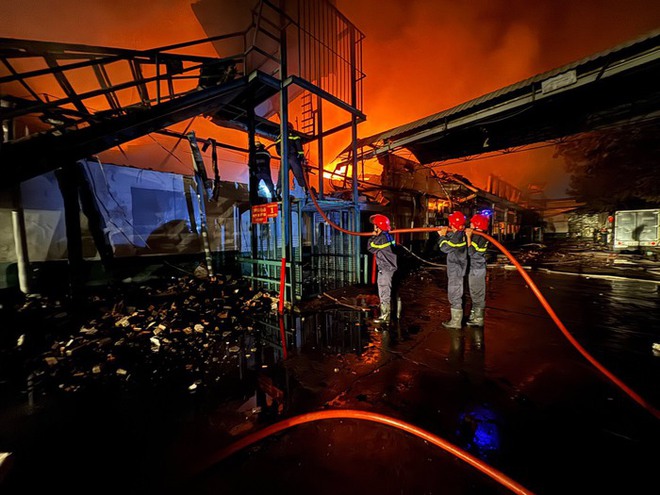 Cận cảnh dãy nhà công ty ở quận 7, TPHCM, bị cháy đổ sập - Ảnh 1.