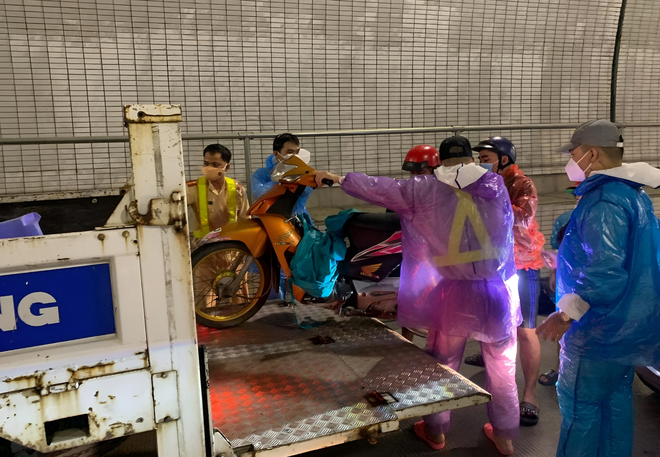 Nữ sinh vi&ecirc;n bị thủng lốp xe tr&ecirc;n đ&egrave;o Hải V&acirc;n, dắt bộ 3km dưới mưa v&agrave; lời cầu cứu được đ&aacute;p lại - Ảnh 13.
