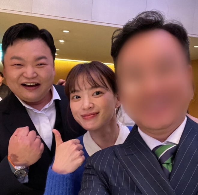 Đám cưới sao Hạ Cánh Nơi Anh và nữ ca sĩ kém 9 tuổi: Cô dâu chú rể hôn ngọt lịm, Ahn Bo Hyun cùng nam thần Vincenzo đổ bộ - Ảnh 13.