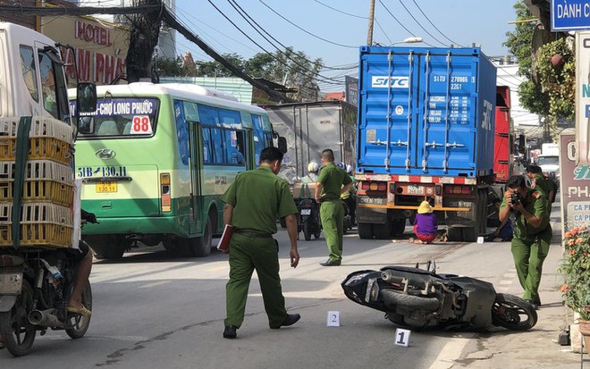 TPHCM: Nữ giáo viên tử vong dưới gầm xe container, chồng ngồi cạnh khóc nghẹn - Ảnh 1.