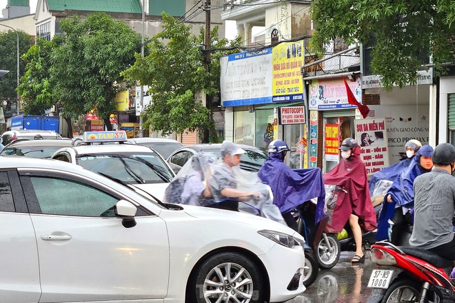TP Vinh: Đường biến th&agrave;nh s&ocirc;ng, xe cộ bơi ngay giữa phố - Ảnh 11.