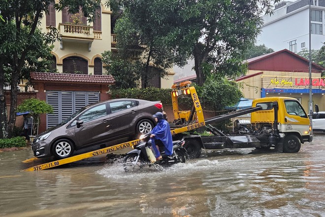 TP Vinh: Đường biến th&agrave;nh s&ocirc;ng, xe cộ bơi ngay giữa phố - Ảnh 10.