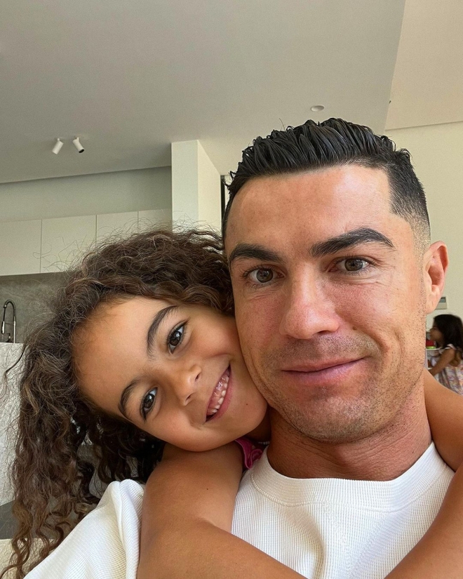 Ronaldo nhận 11 triệu lượt thả tim khi đăng bài mừng sinh nhật thiên thần nhỏ, dân mạng đều nói một điều khi nhìn ảnh hai bố con - Ảnh 2.