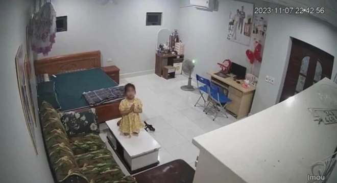 Đi nhậu xem camera thấy con g&aacute;i vừa v&aacute;i lạy vừa kh&oacute;c nức nở, bố sốt ruột chạy về v&agrave; c&aacute;i kết cảm lạnh - Ảnh 1.