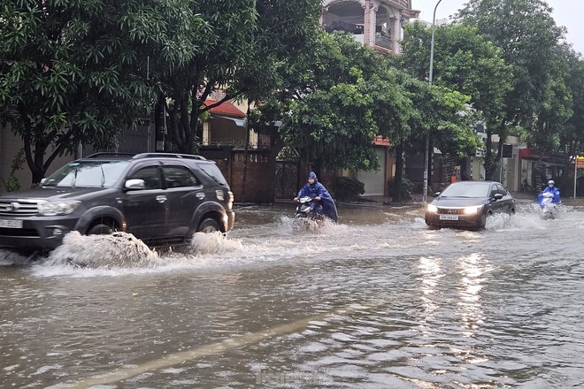 TP Vinh: Đường biến th&agrave;nh s&ocirc;ng, xe cộ bơi ngay giữa phố - Ảnh 9.