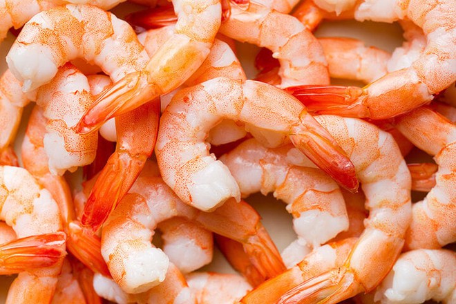 C&aacute;ch b&oacute;c vỏ t&ocirc;m ch&iacute;n kh&ocirc;ng bị n&oacute;ng v&agrave; d&acirc;y bẩn - Ảnh 1.
