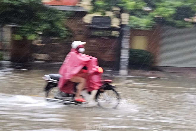 TP Vinh: Đường biến th&agrave;nh s&ocirc;ng, xe cộ bơi ngay giữa phố - Ảnh 7.