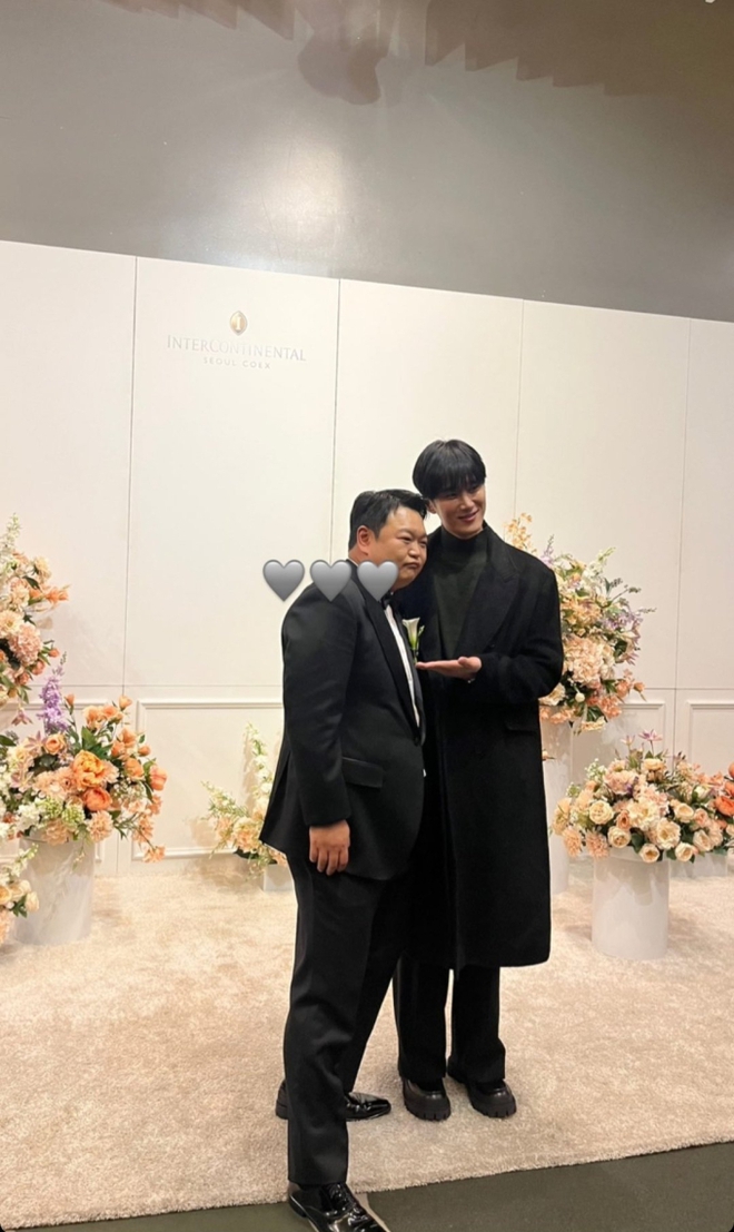 Đám cưới sao Hạ Cánh Nơi Anh và nữ ca sĩ kém 9 tuổi: Cô dâu chú rể hôn ngọt lịm, Ahn Bo Hyun cùng nam thần Vincenzo đổ bộ - Ảnh 9.