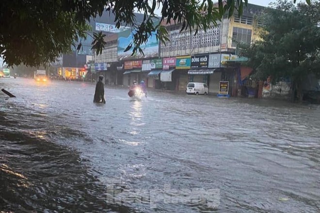 TP Vinh: Đường biến th&agrave;nh s&ocirc;ng, xe cộ bơi ngay giữa phố - Ảnh 6.