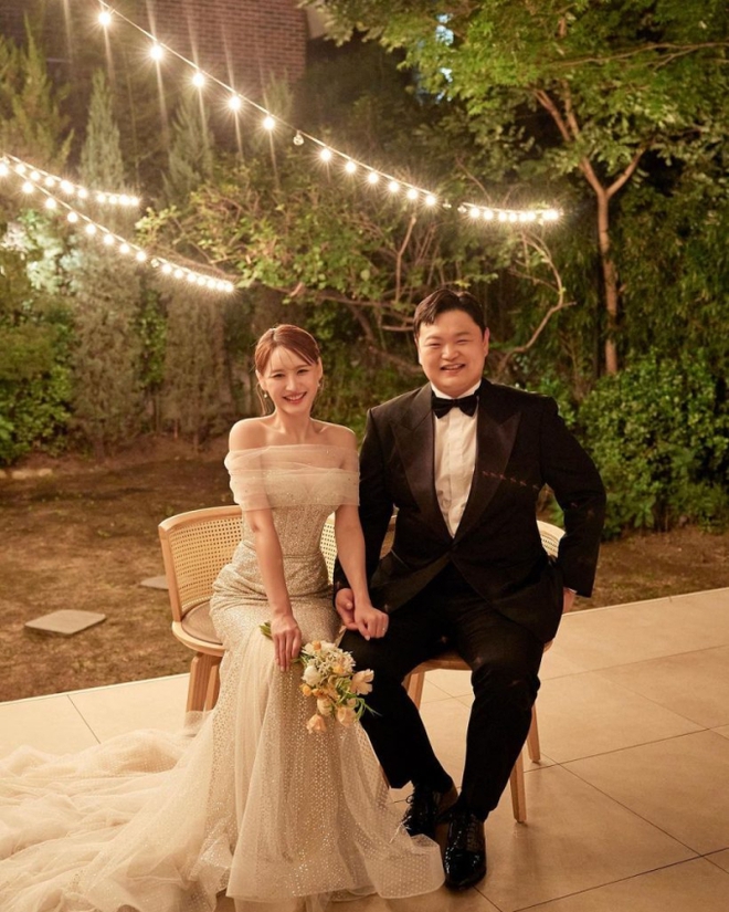 Đám cưới sao Hạ Cánh Nơi Anh và nữ ca sĩ kém 9 tuổi: Cô dâu chú rể hôn ngọt lịm, Ahn Bo Hyun cùng nam thần Vincenzo đổ bộ - Ảnh 8.