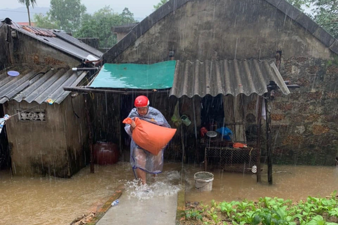 Nhiều nơi ở Hà Tĩnh ngập sâu, ô tô liều mình bơi giữa biển nước - Ảnh 5.