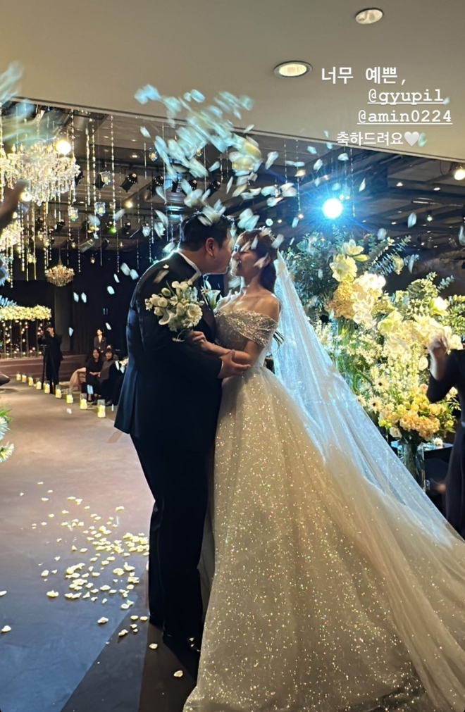 Đám cưới sao Hạ Cánh Nơi Anh và nữ ca sĩ kém 9 tuổi: Cô dâu chú rể hôn ngọt lịm, Ahn Bo Hyun cùng nam thần Vincenzo đổ bộ - Ảnh 7.