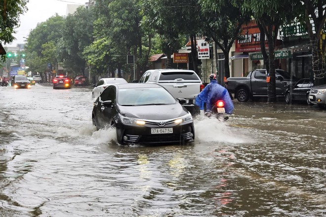 TP Vinh: Đường biến th&agrave;nh s&ocirc;ng, xe cộ bơi ngay giữa phố - Ảnh 4.
