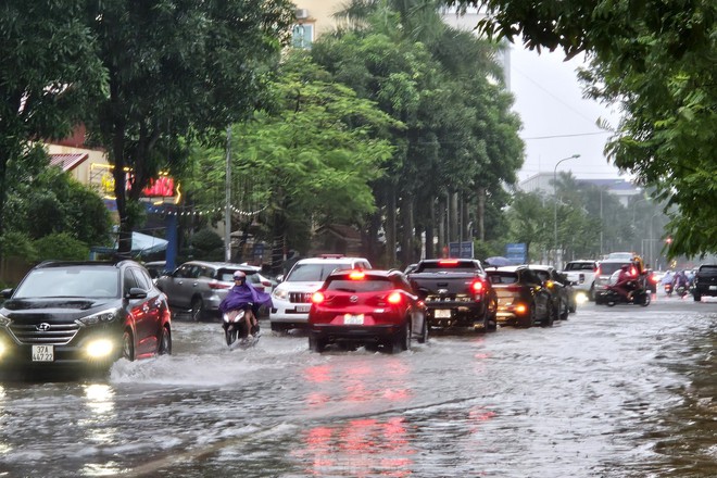 TP Vinh: Đường biến th&agrave;nh s&ocirc;ng, xe cộ bơi ngay giữa phố - Ảnh 3.