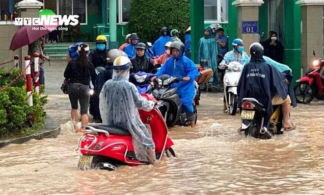 Hôm nay Bắc Bộ trời rét, Trung Bộ tiếp tục mưa xối xả - Ảnh 1.