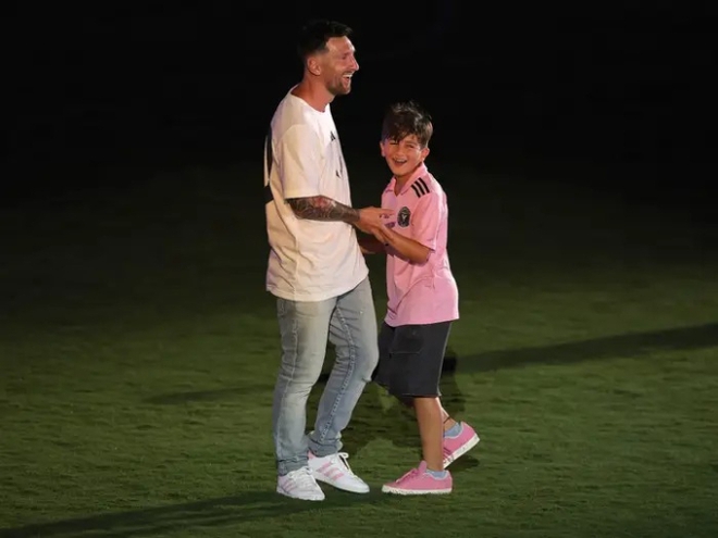 Messi cùng các cầu thủ nhí có màn chúc mừng sinh nhật bất ngờ, khiến cậu cả Thiago lập tức đứng hình - Ảnh 4.