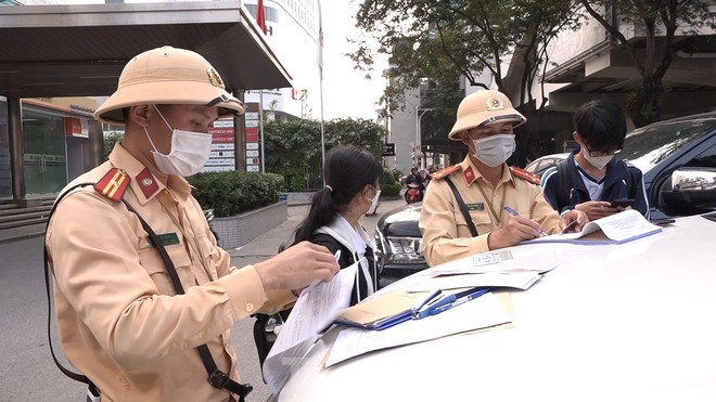 Hà Nội: Người dân ngơ ngác khi bị phạt vì đi bộ sang đường không đúng quy định - Ảnh 11. Hà Nội: Người dân ngơ ngác khi bị phạt vì đi bộ sang đường không đúng quy định - Ảnh 11.