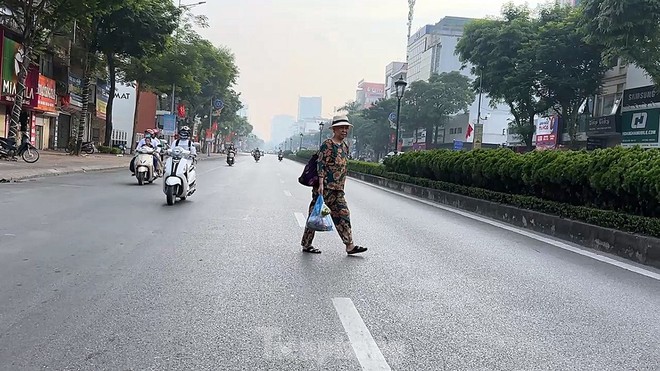 Hà Nội: Người dân ngơ ngác khi bị phạt vì đi bộ sang đường không đúng quy định - Ảnh 2. Hà Nội: Người dân ngơ ngác khi bị phạt vì đi bộ sang đường không đúng quy định - Ảnh 2.