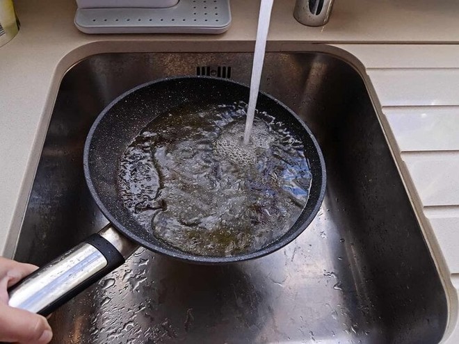 Vì sao không nên rửa chảo dầu mỡ bằng nước nóng? - Ảnh 1.