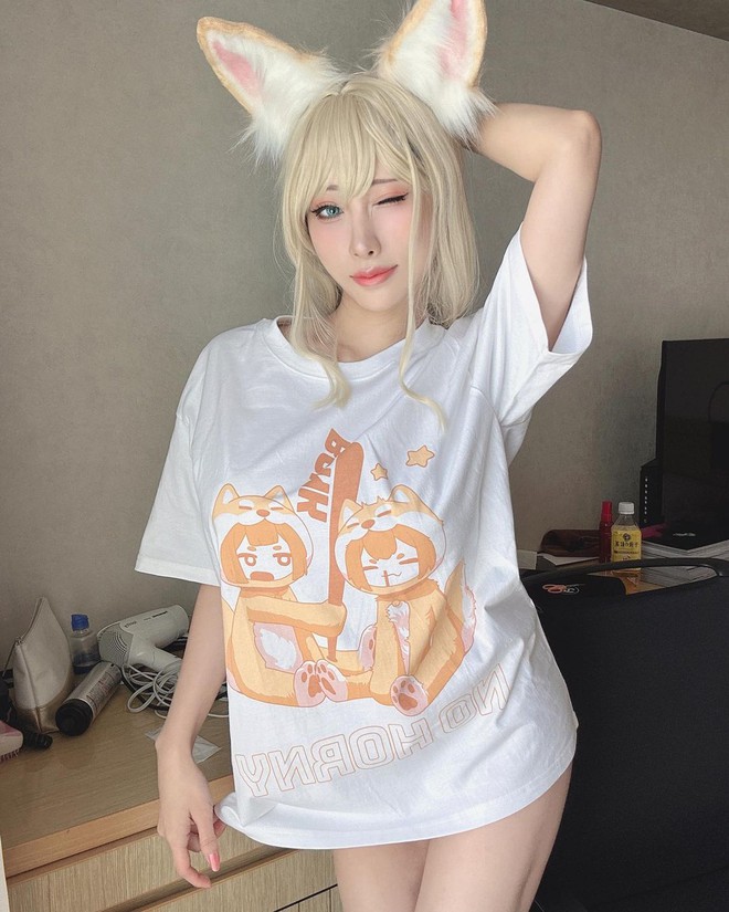 Hé lộ danh tính fangirl nóng bỏng bậc nhất của T1, hóa ra là nữ cosplayer triệu follow đình đám - Ảnh 8.