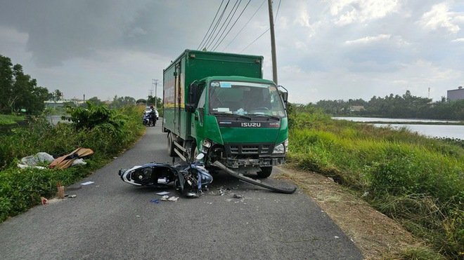 TPHCM: Xe máy đấu đầu ô tô tải, 1 người chết tại chỗ - Ảnh 1.