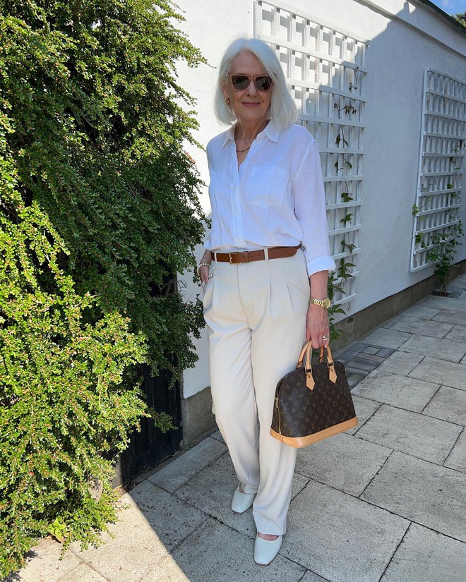 Fashion blogger 60 tuổi mặc đẹp và trẻ trung nhờ 5 món thời trang cơ bản - Ảnh 8.