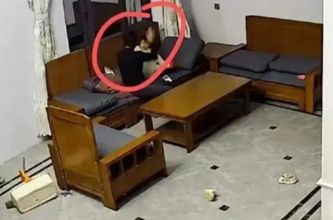 Chứng kiến h&agrave;nh động lu&acirc;n phi&ecirc;n của &ocirc;ng b&agrave; nội với con g&aacute;i 3 tuổi, người mẹ dứt kho&aacute;t đ&ograve;i ly h&ocirc;n - Ảnh 1.