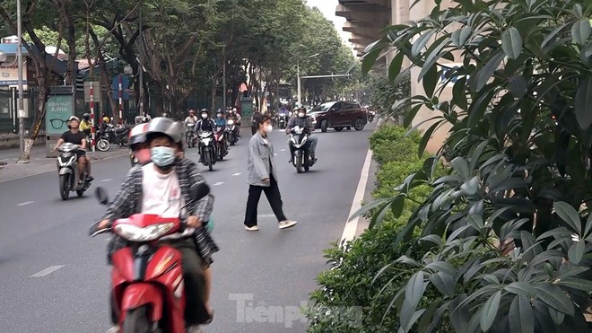 Hà Nội: Người dân ngơ ngác khi bị phạt vì đi bộ sang đường không đúng quy định - Ảnh 8.