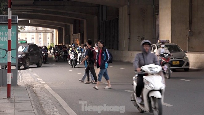 Hà Nội: Người dân ngơ ngác khi bị phạt vì đi bộ sang đường không đúng quy định - Ảnh 6.