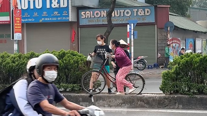 Hà Nội: Người dân ngơ ngác khi bị phạt vì đi bộ sang đường không đúng quy định - Ảnh 5. Hà Nội: Người dân ngơ ngác khi bị phạt vì đi bộ sang đường không đúng quy định - Ảnh 5.