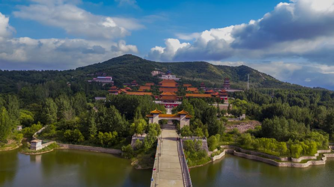 Ngôi chùa cổ nghìn năm tuổi lớn nhất ở Trung Quốc, khách đi bộ cả ngày không hết - Ảnh 2.