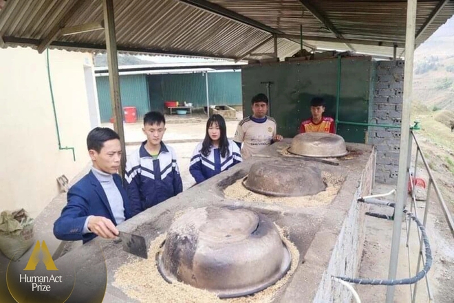 Nồi c&aacute;m tuổi thơ&rdquo; v&agrave; c&ocirc;ng tr&igrave;nh gi&uacute;p học tr&ograve; tho&aacute;t cảnh tắm nước lạnh m&ugrave;a đ&ocirc;ng của thầy gi&aacute;o v&ugrave;ng cao - Ảnh 1.